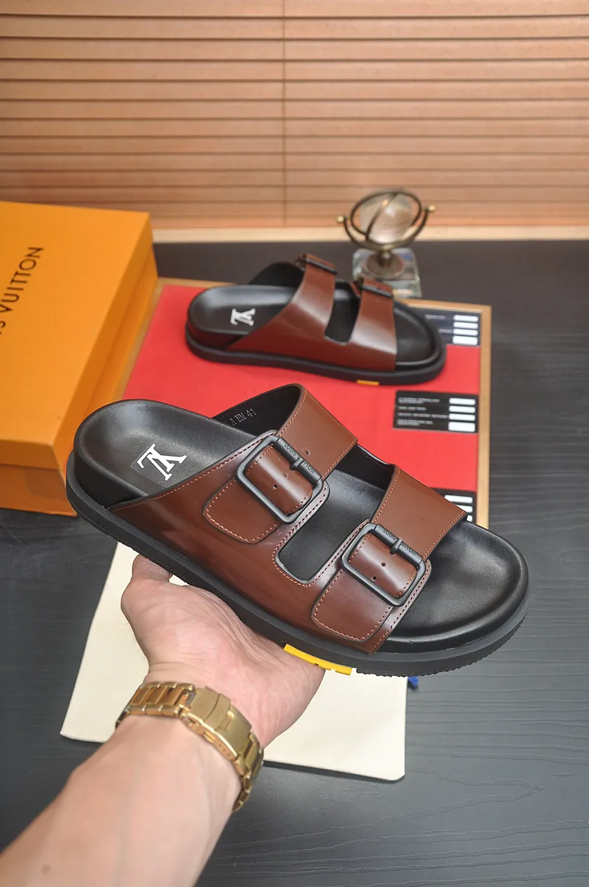 Men's shoes 💰400💶 [Louis Vuitton LV slippers] (high-end cowhide) counter 1:1 fashion style, a must-have for summer! The designer used LV’s iconic outsole. The original simple slippers instantly become fashionable! The upper is made of flexible special cowhide leather straps alternately, and the workmanship is exquisite! A must-have for stylish men in summer, size 38-45 (45 customized)